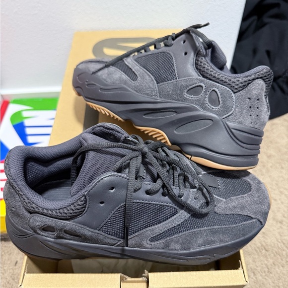 YEEZY BOOST 700